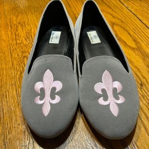 Hot in Hollywood Fleur de Lis gray flats with pink embroidery.  Size 10.